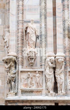 Mailand, Italien - 30. August 2022: Gotische Marmorstatuen auf der Mailänder Kathedrale, Dekorationsstatuen Stockfoto