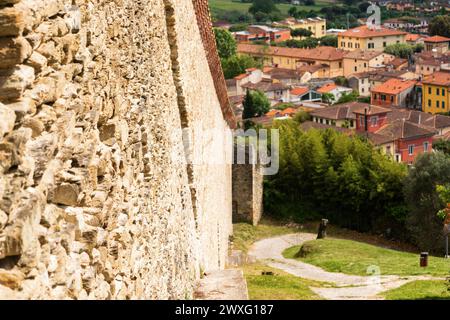 Stadtbild der mittelalterlichen italienischen Stadt Pietrasanta, alte Mauer auf dem Hügel, Dächer von Häusern, Blick von oben Stockfoto