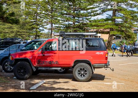 Red 1989 Toyota 4Runner Utility Truck 4WD Fahrzeug geparkt am Newport Beach in Sydney, NSW, Australien Stockfoto