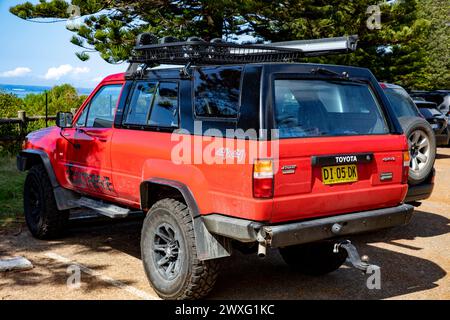 Red 1989 Toyota 4Runner Utility Truck 4WD Fahrzeug geparkt am Newport Beach in Sydney, NSW, Australien Stockfoto