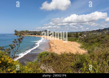 Sydney Northern Beaches Region, Blick auf Newport Beach in Sydney vom zweihundertjährigen Küstenwanderweg auf Bilgola South Headland, NSW, Australien, 2024 Stockfoto