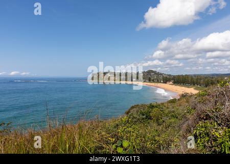 Sydney Northern Beaches Region, Blick auf Newport Beach in Sydney vom zweihundertjährigen Küstenwanderweg auf Bilgola South Headland, NSW, Australien, 2024 Stockfoto