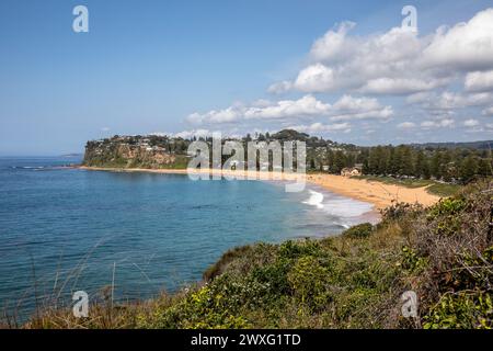 Sydney Northern Beaches Region, Blick auf Newport Beach in Sydney vom zweihundertjährigen Küstenwanderweg auf Bilgola South Headland, NSW, Australien, 2024 Stockfoto