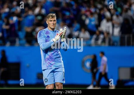 Charlotte, NC, USA. 30. März 2024. Charlotte FC Torhüter Kristijan Kahlina (1) applaudiert den Fans nach dem Spiel der Major League Soccer gegen den FC Cincinnati im Bank of America Stadium in Charlotte, NC. (Scott KinserCal Sport Media). Quelle: csm/Alamy Live News Stockfoto