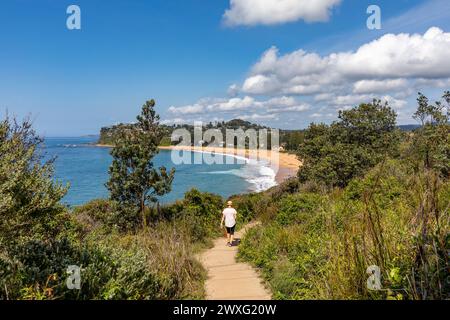 Bilgola South Headland, Model freigelassene Frau Hund geht, Blick in Richtung Newport Beach an Sydney Northern Beaches, NSW, Australien, 2024 Stockfoto