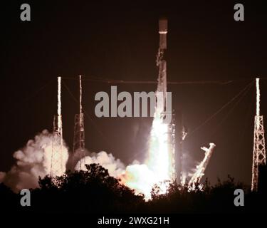 Cape Canaveral, Florida, USA. März 2024. Für den zweiten Start von der Space Coast an diesem Abend startet eine SpaceX Falcon 9 Rakete 23 Starlink Satelliten auf Mission 6-45 vom Launch Complex 40 um 21:30 Uhr von der Cape Canaveral Space Force Station, Florida am Samstag, 30. März 2024. Foto: Joe Marino/UPI Credit: UPI/Alamy Live News Stockfoto