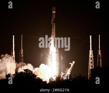 Cape Canaveral, Florida, USA. März 2024. Für den zweiten Start von der Space Coast an diesem Abend startet eine SpaceX Falcon 9 Rakete 23 Starlink Satelliten auf Mission 6-45 vom Launch Complex 40 um 21:30 Uhr von der Cape Canaveral Space Force Station, Florida am Samstag, 30. März 2024. Foto: Joe Marino/UPI Credit: UPI/Alamy Live News Stockfoto