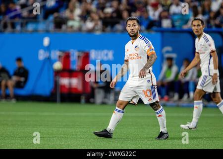 Charlotte, NC, USA. 30. März 2024. FC Cincinnati Mittelfeldspieler Luciano Acosta (10) während der zweiten Halbzeit gegen den Charlotte FC im Major League Soccer Match im Bank of America Stadium in Charlotte, NC. (Scott KinserCal Sport Media). Quelle: csm/Alamy Live News Stockfoto