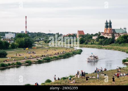 Posen, Polen - 9. Juni 2019 : Blick auf den Warta River Park und die Menschenmenge Stockfoto