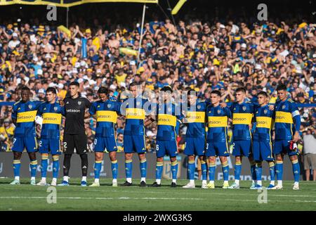 Buenos Aires, Argentinien. 30. März 2024. Die Spieler der Boca Juniors geben sich während einer Schweigeminute für die Soldaten aus, die im Krieg um die Malvinas-Inseln während eines Spiels der Gruppe B zwischen den Boca Juniors und San Lorenzo im Estadio Alberto J. Armando gefallen sind. Endergebnis: Boca Juniors 2 - 1 San Lorenzo (Foto: Manuel Cortina/SOPA Images/SIPA USA) Credit: SIPA USA/Alamy Live News Stockfoto