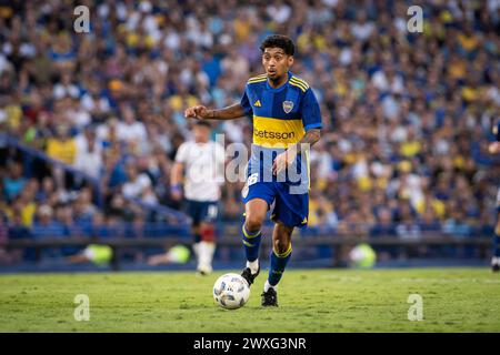 Buenos Aires, Argentinien. 30. März 2024. Cristian Medina von den Boca Juniors fährt den Ball während eines Gruppenspiels zwischen den Boca Juniors und San Lorenzo im Estadio Alberto J. Armando. Endergebnis: Boca Juniors 2 - 1 San Lorenzo Credit: SOPA Images Limited/Alamy Live News Stockfoto