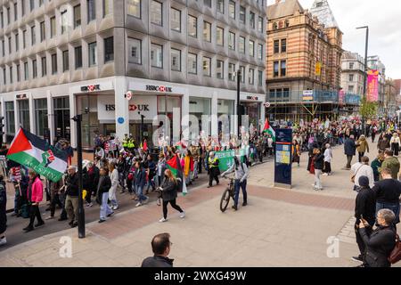 Leeds, Großbritannien. 30. MÄRZ 2024. Pro-Palästina-demonstranten marschieren die Park Row entlang auf der Route durch das Zentrum von Leeds. Die Route begann und endete in der Leeds Art Gallery, wobei sie die Boar Lane und The Headrow hinunterfuhr, ohne dass es Ärger gab. Credit Milo Chandler/Alamy Live News Stockfoto