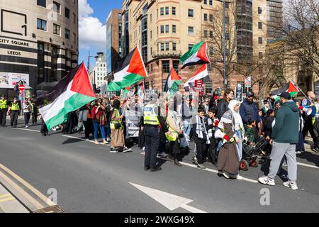 Leeds, Großbritannien. 30. MÄRZ 2024. Pro-Palästina-demonstranten marschieren die Park Row entlang auf der Route durch das Zentrum von Leeds. Die Route begann und endete in der Leeds Art Gallery, wobei sie die Boar Lane und The Headrow hinunterfuhr, ohne dass es Ärger gab. Credit Milo Chandler/Alamy Live News Stockfoto