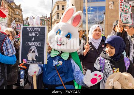 Leeds, Großbritannien. 30. MÄRZ 2024. Pro-Palestine-Protestler von der Online-Seite „Harrys hopsquad“ marschiert am osterwochenende in voller Kaninchenkostüm durch die Straßen von Leeds. Auf dem Schild steht: "Kein Bunny will einen Völkermord." Credit Milo Chandler/Alamy Live News Stockfoto