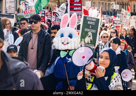 Leeds, Großbritannien. 30. MÄRZ 2024. Pro-Palestine-Protestler von der Online-Seite „Harrys hopsquad“ marschiert am osterwochenende in voller Kaninchenkostüm durch die Straßen von Leeds. Auf dem Schild steht: "Kein Bunny will einen Völkermord." Credit Milo Chandler/Alamy Live News Stockfoto