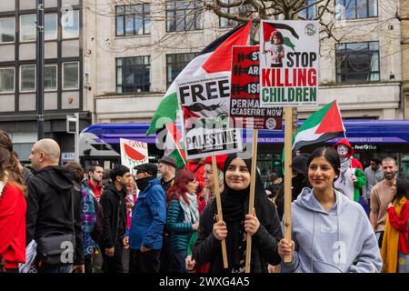 Leeds, Großbritannien. 30. MÄRZ 2024. Pro-Palestine-Demonstranten halten Schilder für „Stop Killing Children“ und „Free Palestine“, während sie vor der Leeds Art Gallery nach Abschluss des marsches durch das Stadtzentrum von Leeds Reden hören. Credit Milo Chandler/Alamy Live News Stockfoto