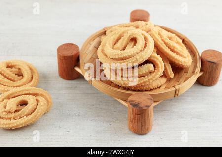 Kue Akar Kelapa oder Unthuk Yuyu. Javanischer traditioneller knuspriger Snack aus klebrigem Reis, Ei und Zucker. Stockfoto