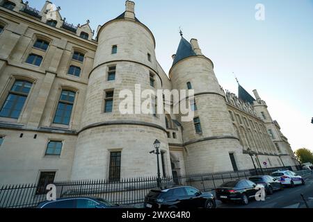 Die Conciergerie ist ein ehemaliges Gerichtsgebäude und Gefängnis in Paris, Frankreich, westlich des Île de la Cité, unterhalb des Palais de Justice. Stockfoto