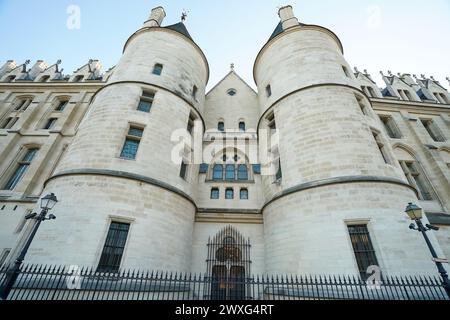 Die Conciergerie ist ein ehemaliges Gerichtsgebäude und Gefängnis in Paris, Frankreich, westlich des Île de la Cité, unterhalb des Palais de Justice. Stockfoto