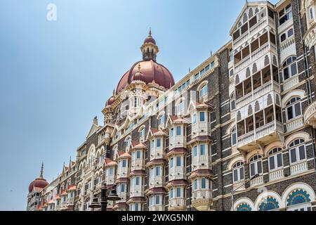 Taj Mahal Hotel berühmtes Gebäude von touristischem Teil in Mumbai, Indien. Fassade des Taj Mahal Palace Hotels im Viertel Colaba. Reisefoto, Straßenansicht Stockfoto