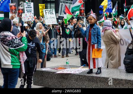 Chicago, USA, 30. März 2024, Demonstranten pro Palästina marschieren durch die Straßen der Innenstadt Chicagos, um gegen die israelische Besetzung des Gazastreifens zu protestieren und einen Waffenstillstand zu fordern, David Jank/Alamy Live News Stockfoto