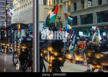 Chicago, USA, 30. März 2024, Demonstranten pro Palästina marschieren durch die Straßen der Innenstadt Chicagos, um gegen die israelische Besetzung des Gazastreifens zu protestieren und einen Waffenstillstand zu fordern, David Jank/Alamy Live News Stockfoto