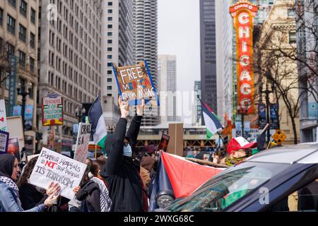 Chicago, USA, 30. März 2024, Demonstranten pro Palästina marschieren durch die Straßen der Innenstadt Chicagos, um gegen die israelische Besetzung des Gazastreifens zu protestieren und einen Waffenstillstand zu fordern, David Jank/Alamy Live News Stockfoto