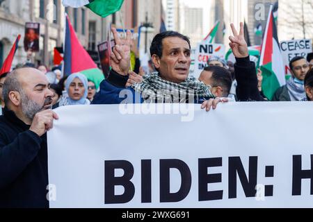 Chicago, USA, 30. März 2024, Demonstranten pro Palästina marschieren durch die Straßen der Innenstadt Chicagos, um gegen die israelische Besetzung des Gazastreifens zu protestieren und einen Waffenstillstand zu fordern, David Jank/Alamy Live News Stockfoto