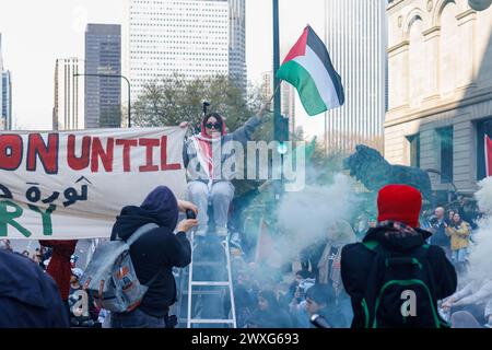 Chicago, USA, 30. März 2024, Demonstranten pro Palästina marschieren durch die Straßen der Innenstadt Chicagos, um gegen die israelische Besetzung des Gazastreifens zu protestieren und einen Waffenstillstand zu fordern, David Jank/Alamy Live News Stockfoto