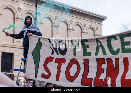 Chicago, USA, 30. März 2024, Demonstranten pro Palästina marschieren durch die Straßen der Innenstadt Chicagos, um gegen die israelische Besetzung des Gazastreifens zu protestieren und einen Waffenstillstand zu fordern, David Jank/Alamy Live News Stockfoto