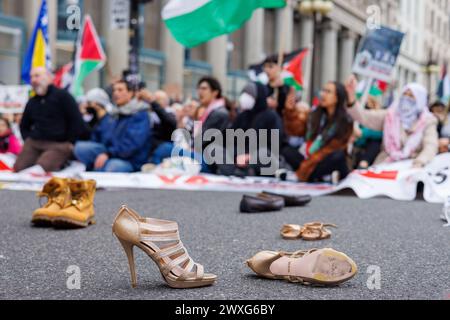 Chicago, USA, 30. März 2024, Demonstranten pro Palästina marschieren durch die Straßen der Innenstadt Chicagos, um gegen die israelische Besetzung des Gazastreifens zu protestieren und einen Waffenstillstand zu fordern, David Jank/Alamy Live News Stockfoto