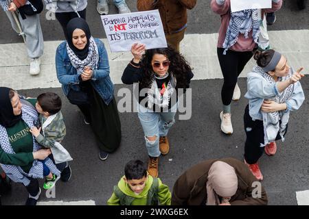 Chicago, USA, 30. März 2024, Demonstranten pro Palästina marschieren durch die Straßen der Innenstadt Chicagos, um gegen die israelische Besetzung des Gazastreifens zu protestieren und einen Waffenstillstand zu fordern, David Jank/Alamy Live News Stockfoto