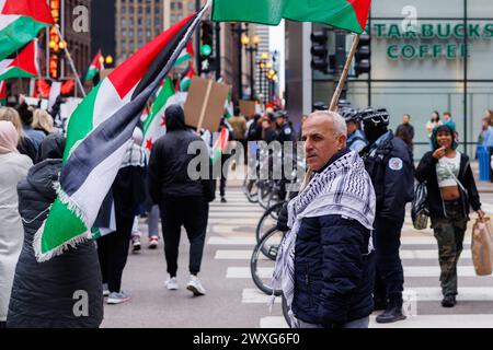 Chicago, USA, 30. März 2024, Demonstranten pro Palästina marschieren durch die Straßen der Innenstadt Chicagos, um gegen die israelische Besetzung des Gazastreifens zu protestieren und einen Waffenstillstand zu fordern, David Jank/Alamy Live News Stockfoto