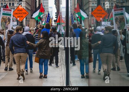 Chicago, USA, 30. März 2024, Demonstranten pro Palästina marschieren durch die Straßen der Innenstadt Chicagos, um gegen die israelische Besetzung des Gazastreifens zu protestieren und einen Waffenstillstand zu fordern, David Jank/Alamy Live News Stockfoto