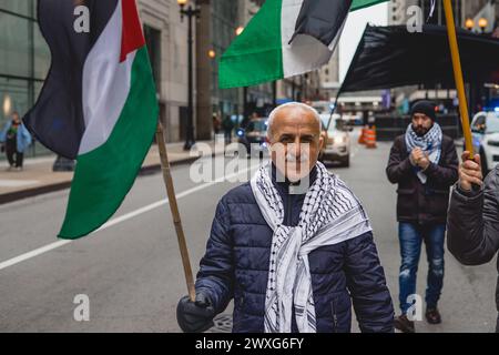 Chicago, USA, 30. März 2024, Demonstranten pro Palästina marschieren durch die Straßen der Innenstadt Chicagos, um gegen die israelische Besetzung des Gazastreifens zu protestieren und einen Waffenstillstand zu fordern, David Jank/Alamy Live News Stockfoto