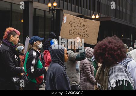 Chicago, USA, 30. März 2024, Demonstranten pro Palästina marschieren durch die Straßen der Innenstadt Chicagos, um gegen die israelische Besetzung des Gazastreifens zu protestieren und einen Waffenstillstand zu fordern, David Jank/Alamy Live News Stockfoto