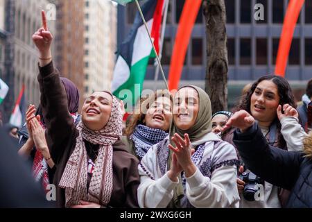 Chicago, USA, 30. März 2024, Demonstranten pro Palästina marschieren durch die Straßen der Innenstadt Chicagos, um gegen die israelische Besetzung des Gazastreifens zu protestieren und einen Waffenstillstand zu fordern, David Jank/Alamy Live News Stockfoto