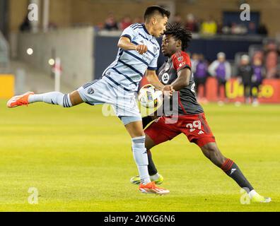 Toronto, Kanada. 30. März 2024. DeAndre Kerr (R) vom Toronto FC streitet mit Felipe Hernandez von Sporting Kansas City während des Major League Soccer (MLS) Spiels 2024 zwischen Toronto FC und Sporting Kansas City auf dem BMO Field in Toronto, Kanada, 30. März 2024. Quelle: Zou Zheng/Xinhua/Alamy Live News Stockfoto