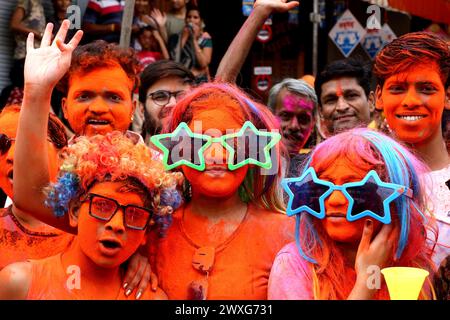 Bhopal, Indien. 30. März 2024. Menschen, die mit farbigem Pulver beschmiert sind, nehmen am 30. März 2024 an einer Feier des Rang Panchami Festivals in Indore, Bundesstaat Madhya Pradesh, Indien Teil. Quelle: Str/Xinhua/Alamy Live News Stockfoto