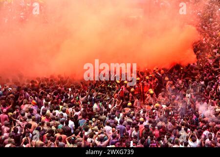 Bhopal, Indien. 30. März 2024. Menschen, die mit farbigem Pulver beschmiert sind, nehmen am 30. März 2024 an einer Feier des Rang Panchami Festivals in Indore, Bundesstaat Madhya Pradesh, Indien Teil. Quelle: Str/Xinhua/Alamy Live News Stockfoto