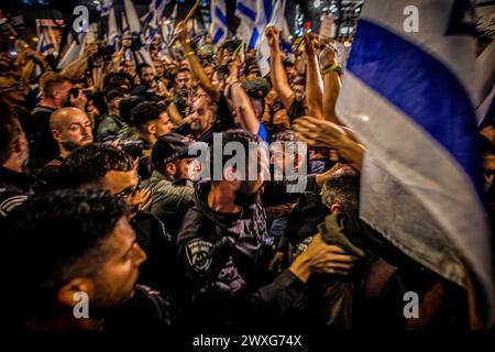 Tel Aviv, Israel. 30. März 2024. Israelische Polizeibeamte schuften bei einer Kundgebung in Tel Aviv am Samstag, 30 2024. März, mit Demonstranten zusammen. Am Samstag waren Zehntausende in ganz Israel zum größten Protest seit dem 7. Oktober gegen die aktuelle Regierung unter Premierminister Benjamin Netanjahu und verlangten einen Geiselvertrag mit der Hamas. Quelle: SOPA Images Limited/Alamy Live News Stockfoto