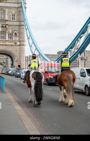 London, UK - 21. März 2024 : London Metropolitan Police Officers on Horses on Tower Bridge. Stockfoto