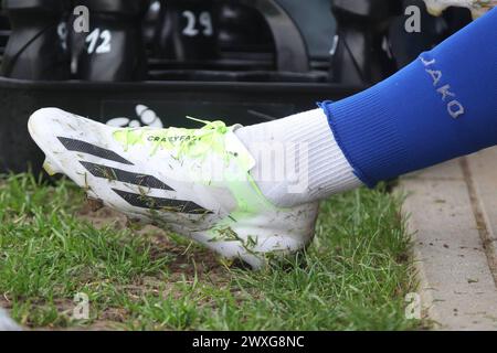 Winden Themenbild - Kickschuhe, Fussballschuhe, Kickerbeine Themenbild - Kickschuhe, Fussballschuhe, Kickerbeine Fussballerbeine, Kickerbeine bei einem Fussballspiel, Kickschuhe, Fussballschuhe, ein Spieler bindet mit Schnürsenkel seine Fussballschuhe Symbolbild, Themenbild, Featurebild *** Winch Themenbild Kickschuhe, Fußballschuhe, Kicker Beine, Fußbeine, Fußbeine Kickerbeine bei einem Fußballspiel, Kickschuhe, Fußballschuhe, Ein Spieler bindet seine Fußballschuhe mit Schnürsenkeln Symbolbild, Themenbild, Feature-Bild Copyright: xFleigx/xEibner-Pres Stockfoto