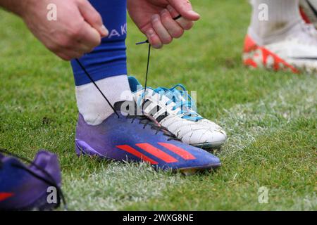 Winden Themenbild - Kickschuhe, Fussballschuhe, Kickerbeine Themenbild - Kickschuhe, Fussballschuhe, Kickerbeine Fussballerbeine, Kickerbeine bei einem Fussballspiel, Kickschuhe, Fussballschuhe, ein Spieler bindet mit Schnürsenkel seine Fussballschuhe Symbolbild, Themenbild, Featurebild *** Winch Themenbild Kickschuhe, Fußballschuhe, Kicker Beine, Fußbeine, Fußbeine Kickerbeine bei einem Fußballspiel, Kickschuhe, Fußballschuhe, Ein Spieler bindet seine Fußballschuhe mit Schnürsenkeln Symbolbild, Themenbild, Feature-Bild Copyright: xFleigx/xEibner-Pres Stockfoto