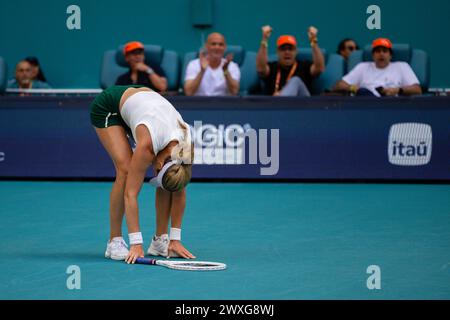 Miami Gardens, Florida, USA. 30. März 2024. Danielle Collins aus den Vereinigten Staaten feiert ihren Sieg über Elena Rybakina aus Kasachstan im Finale der Miami Open am 30. März 2024 im Hard Rock Stadium in Miami Gardens, Florida. (Foto von Mauricio Paiz) Credit: Mauricio Paiz/Alamy Live News Stockfoto