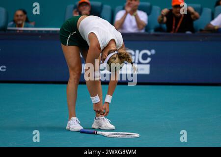 Miami Gardens, Florida, USA. 30. März 2024. Danielle Collins aus den Vereinigten Staaten feiert ihren Sieg über Elena Rybakina aus Kasachstan im Finale der Miami Open am 30. März 2024 im Hard Rock Stadium in Miami Gardens, Florida. (Foto von Mauricio Paiz) Credit: Mauricio Paiz/Alamy Live News Stockfoto