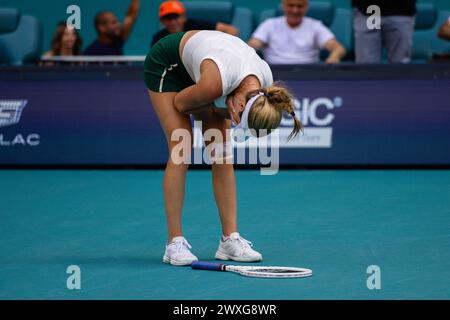 Miami Gardens, Florida, USA. 30. März 2024. Danielle Collins aus den Vereinigten Staaten feiert ihren Sieg über Elena Rybakina aus Kasachstan im Finale der Miami Open am 30. März 2024 im Hard Rock Stadium in Miami Gardens, Florida. (Foto von Mauricio Paiz) Credit: Mauricio Paiz/Alamy Live News Stockfoto