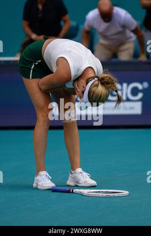 Miami Gardens, Florida, USA. 30. März 2024. Danielle Collins aus den Vereinigten Staaten feiert ihren Sieg über Elena Rybakina aus Kasachstan im Finale der Miami Open am 30. März 2024 im Hard Rock Stadium in Miami Gardens, Florida. (Foto von Mauricio Paiz) Credit: Mauricio Paiz/Alamy Live News Stockfoto