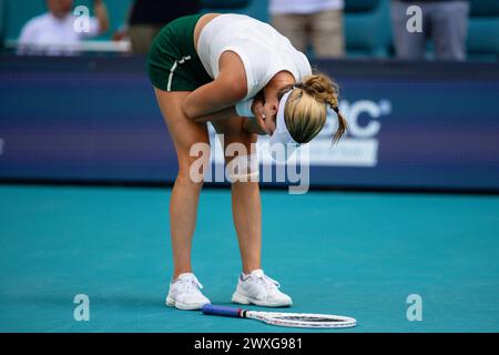 Miami Gardens, Florida, USA. 30. März 2024. Danielle Collins aus den Vereinigten Staaten feiert ihren Sieg über Elena Rybakina aus Kasachstan im Finale der Miami Open am 30. März 2024 im Hard Rock Stadium in Miami Gardens, Florida. (Foto von Mauricio Paiz) Credit: Mauricio Paiz/Alamy Live News Stockfoto