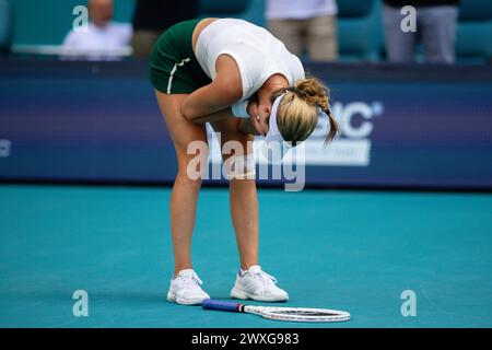 Miami Gardens, Florida, USA. 30. März 2024. Danielle Collins aus den Vereinigten Staaten feiert ihren Sieg über Elena Rybakina aus Kasachstan im Finale der Miami Open am 30. März 2024 im Hard Rock Stadium in Miami Gardens, Florida. (Foto von Mauricio Paiz) Credit: Mauricio Paiz/Alamy Live News Stockfoto